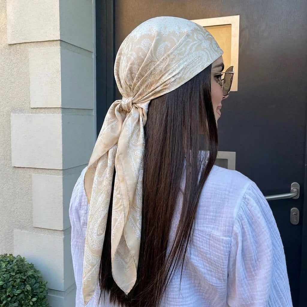 Lenço de Cetim Estampa Paisley Bege 90x90 – Bandana Feminina Cachemire