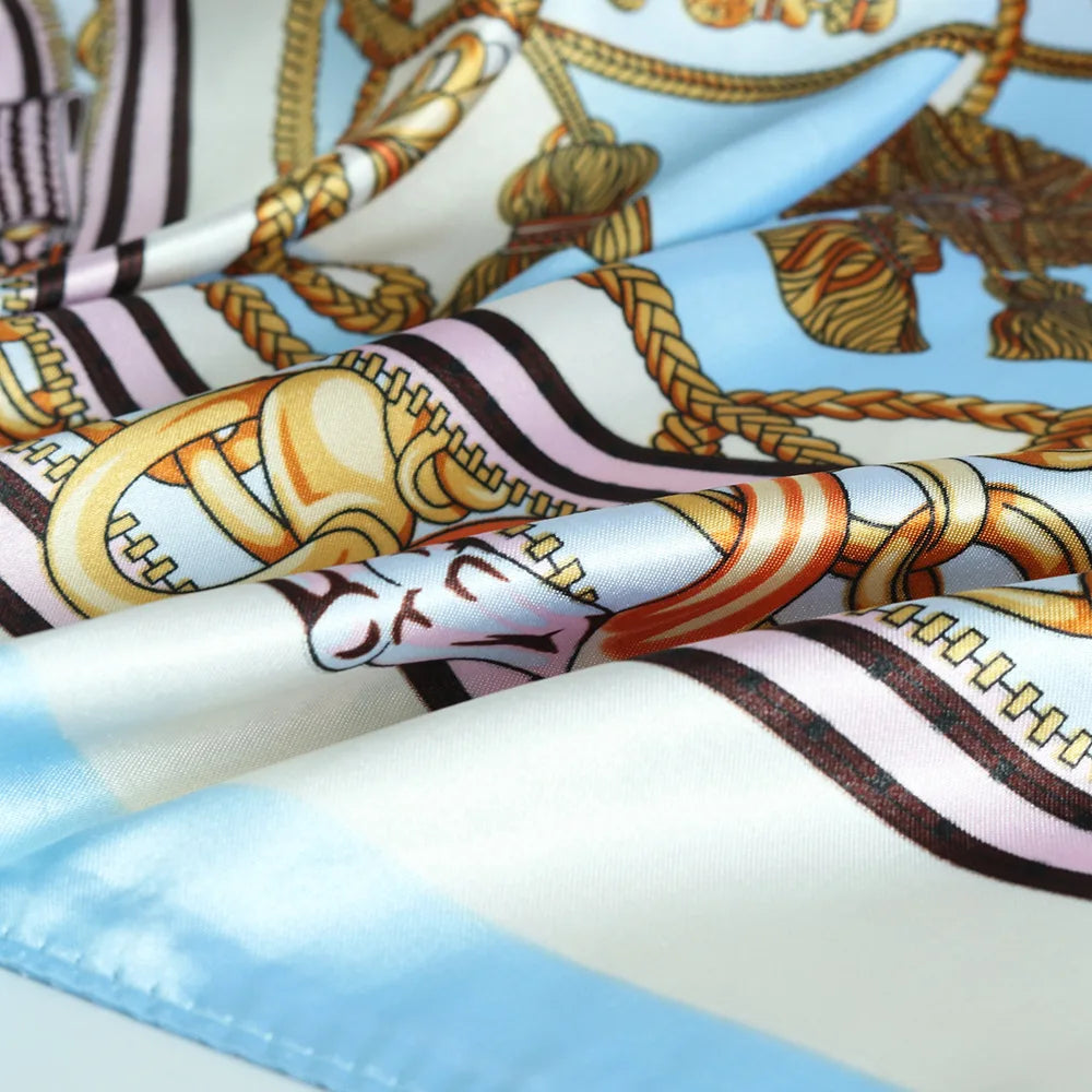 Lenço de Cetim Estampa Barroca Azul 90x90 – Bandana Feminina Correntes e Borlas