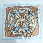 Lenço de Cetim Estampa Barroca Azul 90x90 – Bandana Feminina Correntes e Borlas