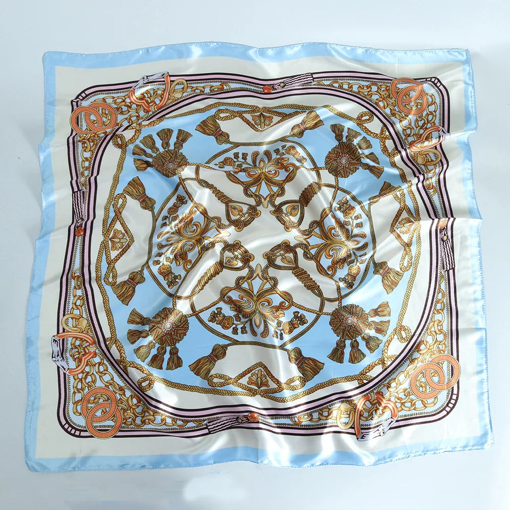 Lenço de Cetim Estampa Barroca Azul 90x90 – Bandana Feminina Correntes e Borlas
