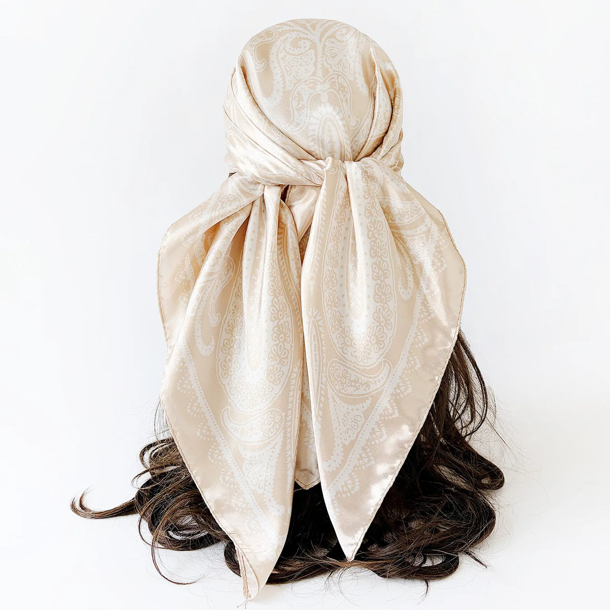Lenço de Cetim Estampa Paisley Bege 90x90 – Bandana Feminina Cachemire