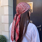 Lenço de Cetim Estampa Paisley Vermelho 90x90 – Bandana Feminina Floral Étnico
