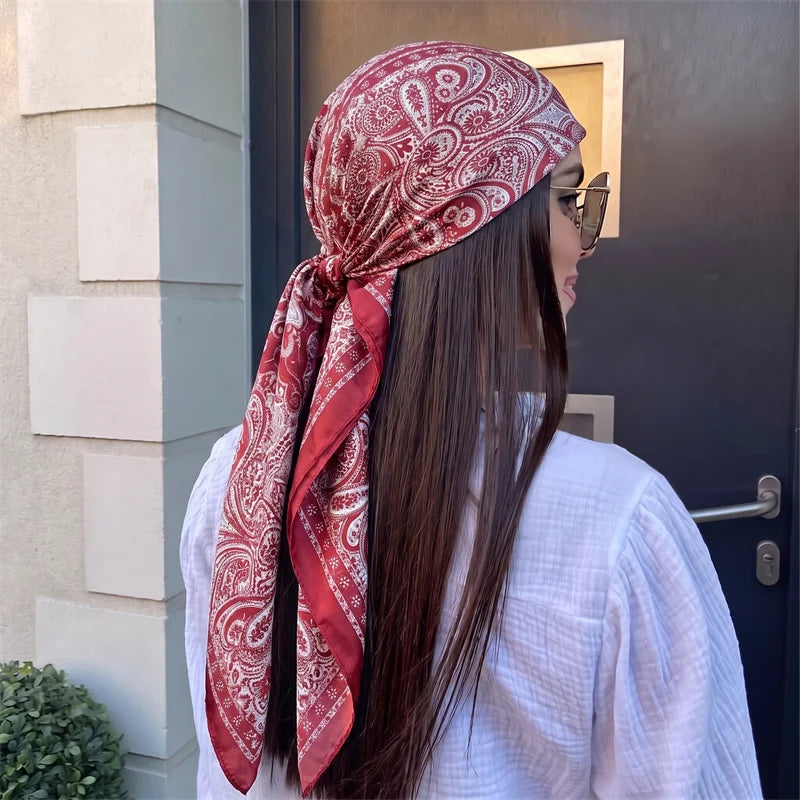 Lenço de Cetim Estampa Paisley Vermelho 90x90 – Bandana Feminina Floral Étnico
