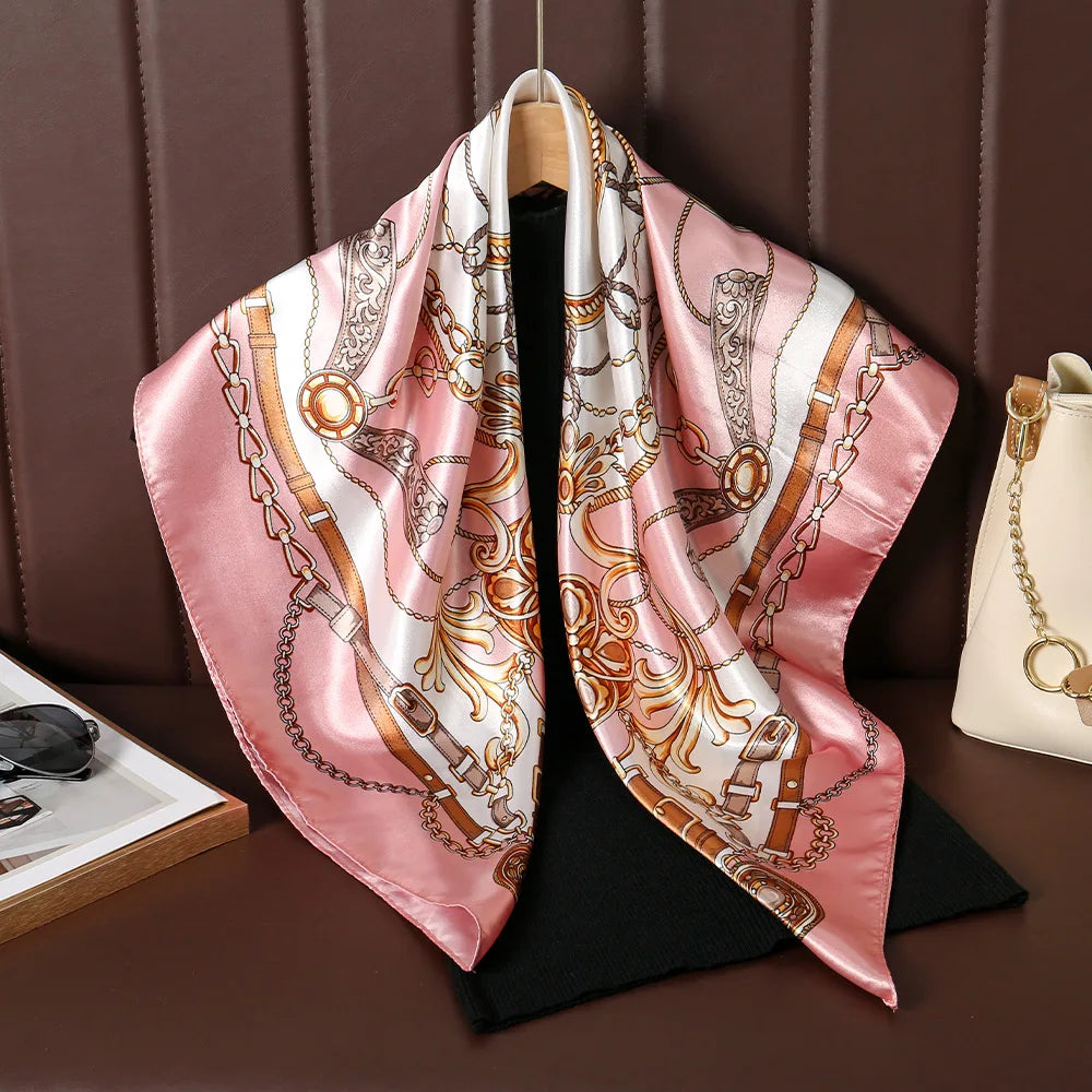 Lenço de Cetim Estampado Corrente 90x90 – Bandana Feminina Rosa