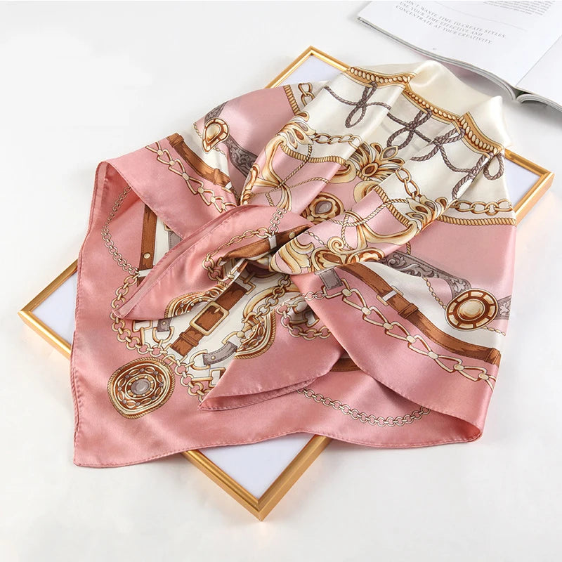 Lenço de Cetim Estampado Corrente 90x90 – Bandana Feminina Rosa