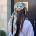 Lenço de Cetim Estampa Barroca Azul 90x90 – Bandana Feminina Correntes e Borlas
