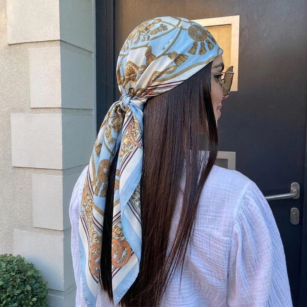 Lenço de Cetim Estampa Barroca Azul 90x90 – Bandana Feminina Correntes e Borlas