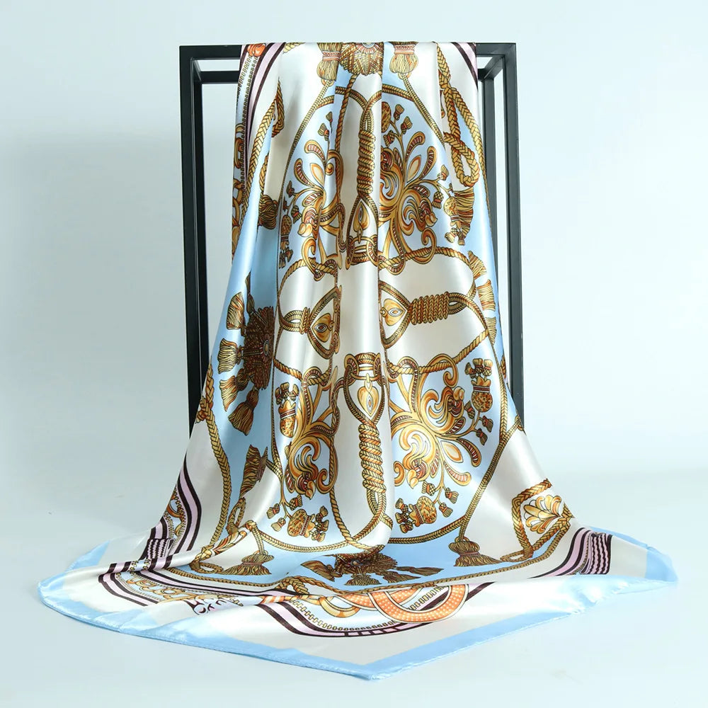 Lenço de Cetim Estampa Barroca Azul 90x90 – Bandana Feminina Correntes e Borlas