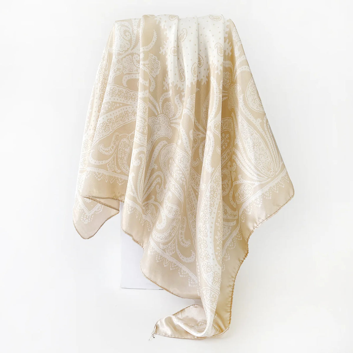 Lenço de Cetim Estampa Paisley Bege 90x90 – Bandana Feminina Cachemire